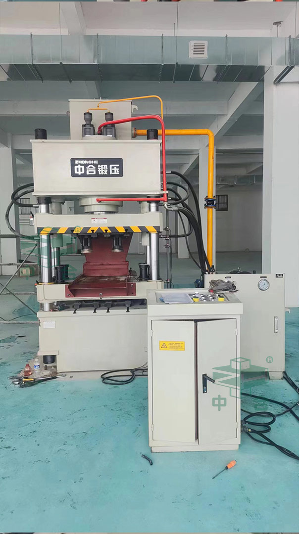 250噸四梁四柱液壓機(jī)客戶(hù)現(xiàn)場(chǎng).jpg